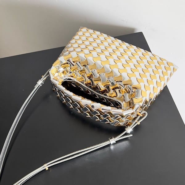 激安価格！ボッテガ ヴェネタ 偽物 ミニ ホップ ストラップ付 ミラーレザー バッグ bow49856