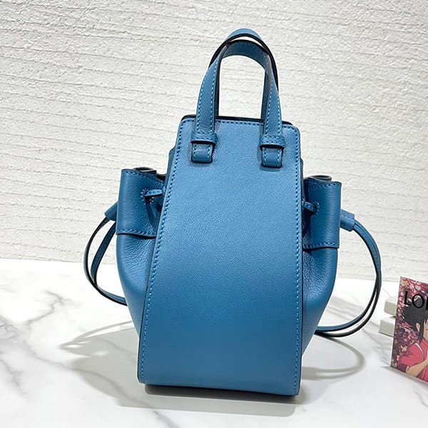 最新でオシャレロエベ ハンモック コピー ドローストリング ショルダーバッグ lon00067
