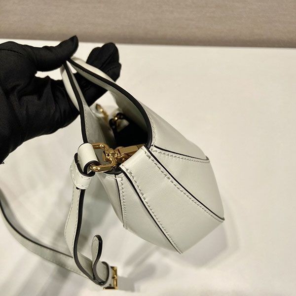 ☆超人気☆プラダ アーケ レザー ショルダーバッグ 偽物 pui26540