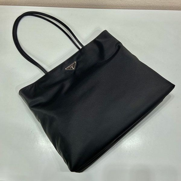 プラダ トートバッグ 偽物 Re-Nylon トライアングルロゴ リナイロン pug00743