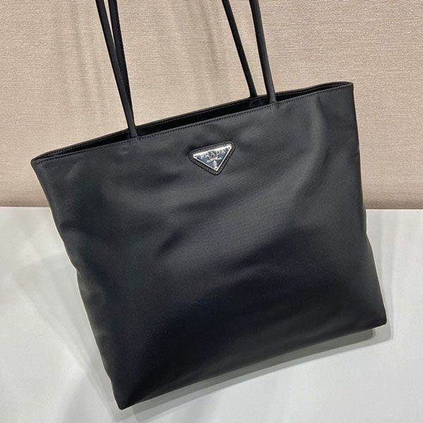 プラダ トートバッグ 偽物 Re-Nylon トライアングルロゴ リナイロン pug00743