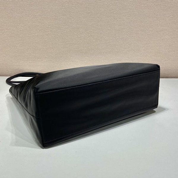 プラダ トートバッグ 偽物 Re-Nylon トライアングルロゴ リナイロン pug00743