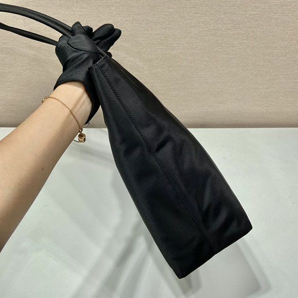 プラダ トートバッグ 偽物 Re-Nylon トライアングルロゴ リナイロン pug00743
