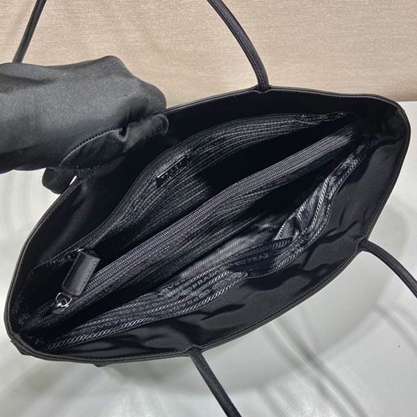 プラダ トートバッグ 偽物 Re-Nylon トライアングルロゴ リナイロン pug00743