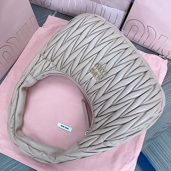 すぐ届 ミュウミュウ ワンダーマテラッセレザー ホーボーバッグ mys58595