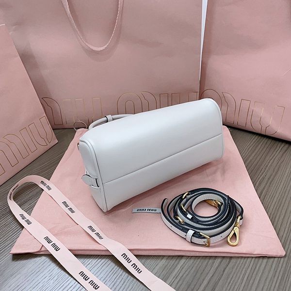目を惹くカラー ミュウミュウ レザー トップハンドルバッグ myx33314