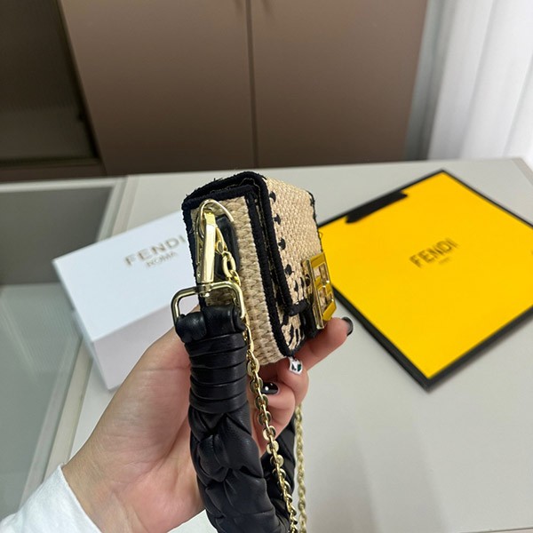 フェンディ ナノバゲット かごバッグ 偽物 チャーム 7AR996AKKSF0VPJ