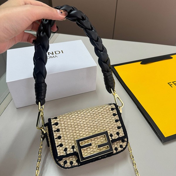 フェンディ ナノバゲット かごバッグ 偽物 チャーム 7AR996AKKSF0VPJ