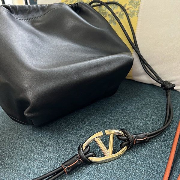 売上総額１位！ヴァレンティノ Vロゴ プーフ バケットバッグ Vuh86112