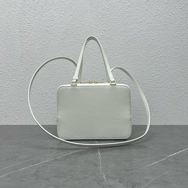 大人気！セリーヌ カーフスキン フォールドキューブバッグ Ceu58569