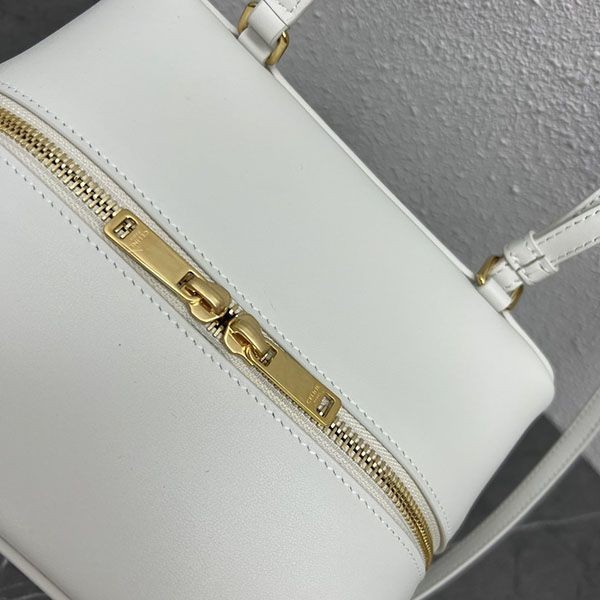 大人気！セリーヌ カーフスキン フォールドキューブバッグ Ceu58569