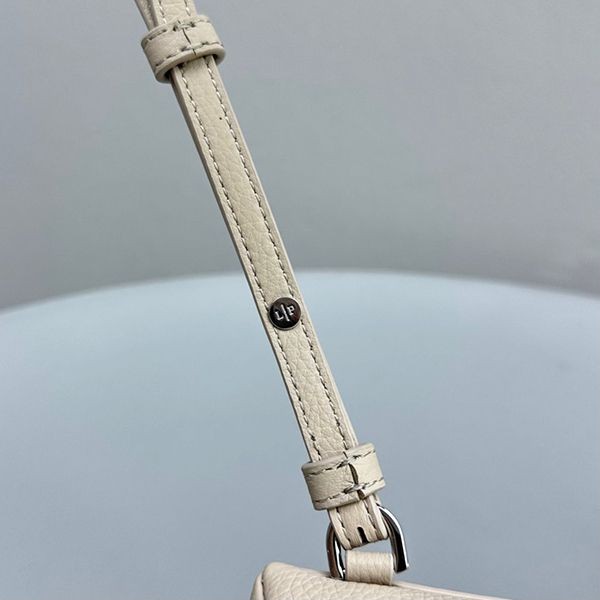 超希少★レア！ロロピアーナ Extra Pocket バックパック 偽物 L23.5 roj74766