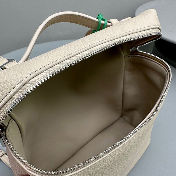超希少★レア！ロロピアーナ Extra Pocket バックパック 偽物 L23.5 roj74766