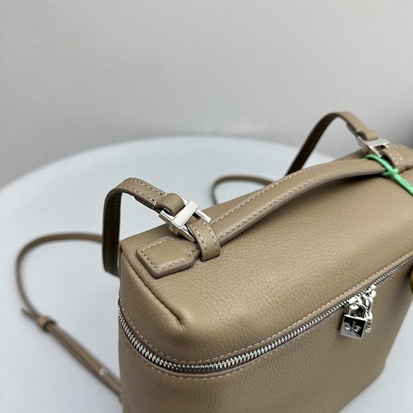 【かわいい♡新作】ロロピアーナ Extra Pocket バックパック L23.5 コピー rob07277