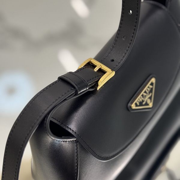 入手困難品！【プラダ】スモールレザーショルダーバッグ 偽物 ブラック pui33319