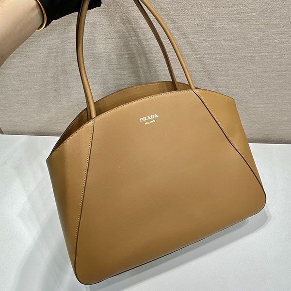 目を惹くカラー プラダ ラージ レザー トートバッグ pui21265