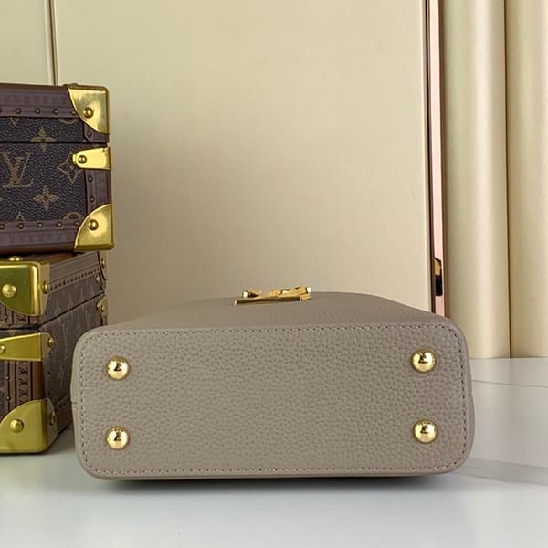 完売必至ルイヴィトン パチモン トリヨンレザーで仕立てた カプシーヌ MINI バッグ vul78427