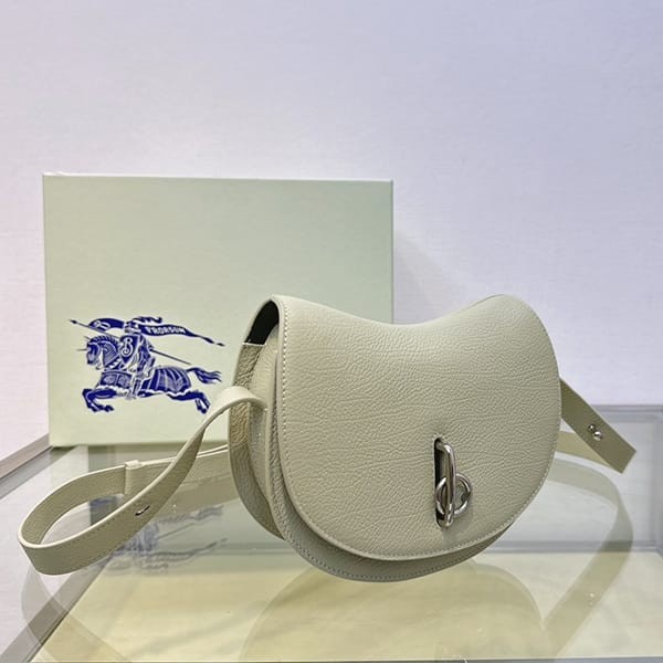 入手困難バーバリー n級品 ロッキングホースミニバッグ Baz26631