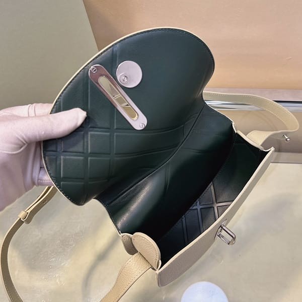入手困難バーバリー n級品 ロッキングホースミニバッグ Baz26631
