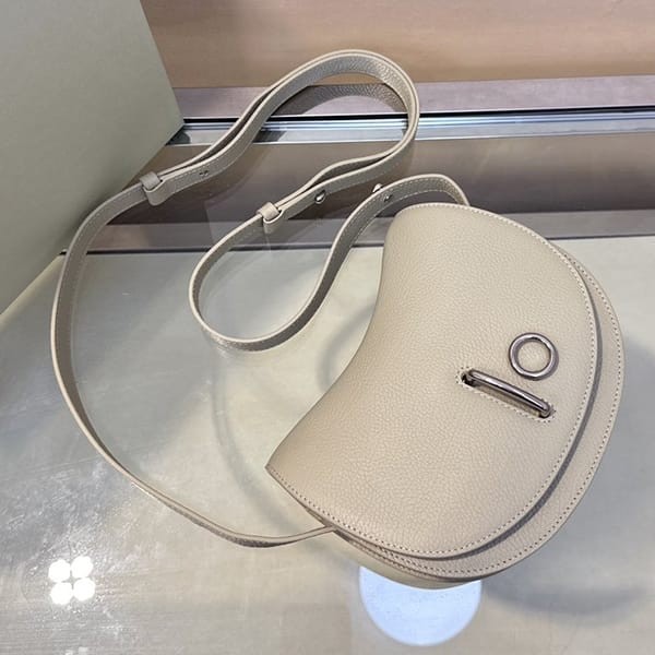 入手困難バーバリー n級品 ロッキングホースミニバッグ Baz26631