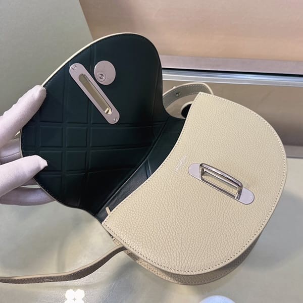 入手困難バーバリー n級品 ロッキングホースミニバッグ Baz26631