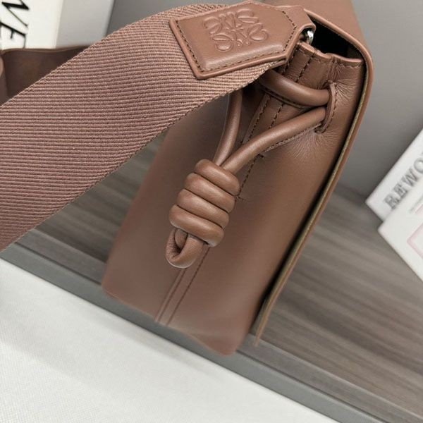 売上総額１位！ロエベ Flamenco コピー レザーメッセンジャーバッグ loj94526