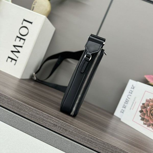 争奪戦 ロエベ バーティカル 偽物 クロスボディポケット サテンカーフ lor09873