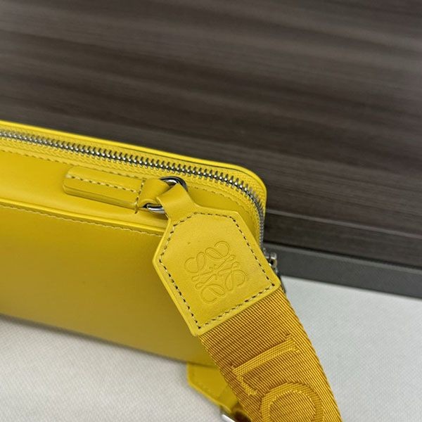追跡付き 安い ロエベ Molded Sling カーフスキン スリングバッグ lot67469