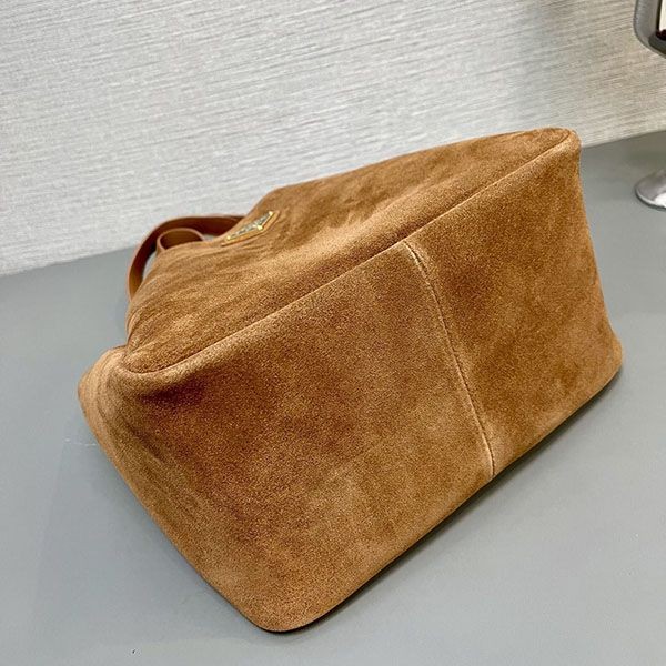 完売必至 プラダ 使いやすいサイズ感 ミディアム レザートート puy37852