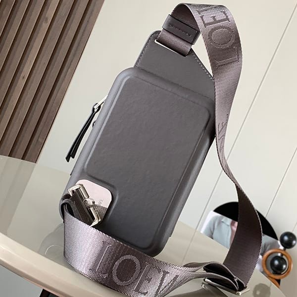最新でオシャレロエベ パチモン Molded Sling カーフスキン スリングバッグ loo15477