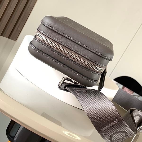 最新でオシャレロエベ パチモン Molded Sling カーフスキン スリングバッグ loo15477