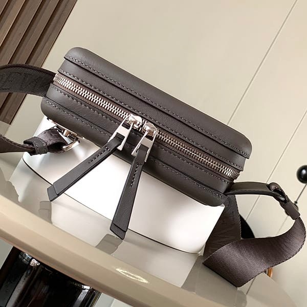 最新でオシャレロエベ パチモン Molded Sling カーフスキン スリングバッグ loo15477