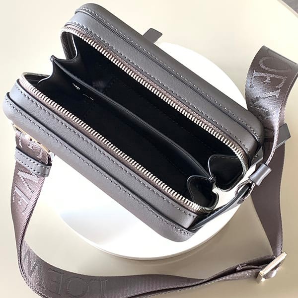 最新でオシャレロエベ パチモン Molded Sling カーフスキン スリングバッグ loo15477