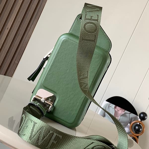 おすすめロエベ n級品 Molded Sling カーフスキン スリングバッグ loy71410