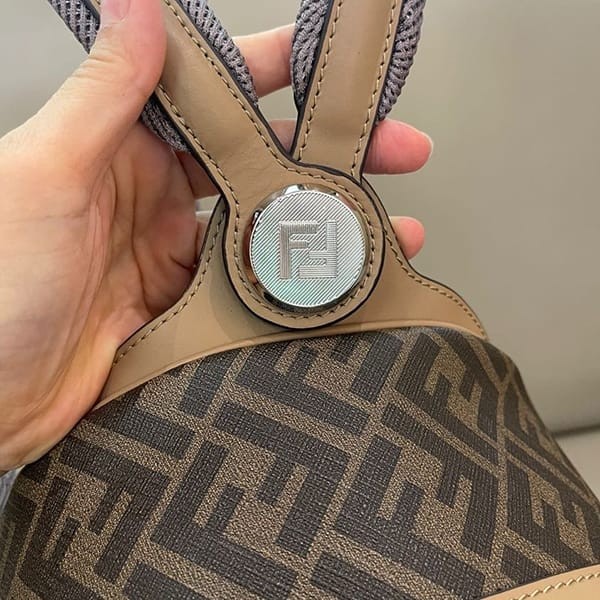 ★日本!!人気！フェンディ 偽物 キオードダイアゴナルスモールバックパック fey68041