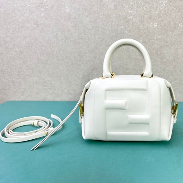 入手困難フェンディ スーパーコピー  FF Cube レザー ミニバッグ 4色 fey57620