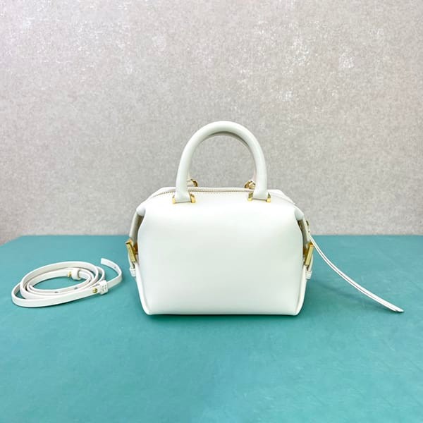 入手困難フェンディ スーパーコピー  FF Cube レザー ミニバッグ 4色 fey57620