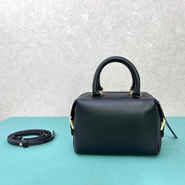 入手困難フェンディ スーパーコピー  FF Cube レザー ミニバッグ 4色 fey57620