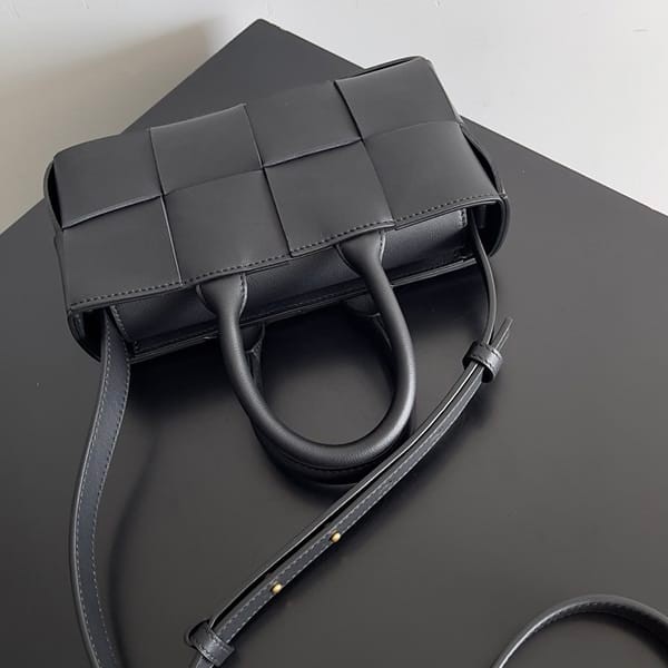 ★日本!!人気！ボッテガ ヴェネタ ミニ イーストウエスト アルコ トートバッグ コピー bor79019