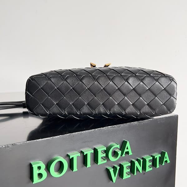確保済みボッテガ ヴェネタ ストラップ付き バニティーケース カーフ 偽物 bof47171