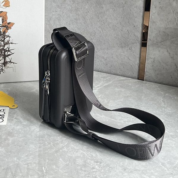 ロエベ Molded Sling 偽物 カーフスキン スリングバッグ B987W42X07