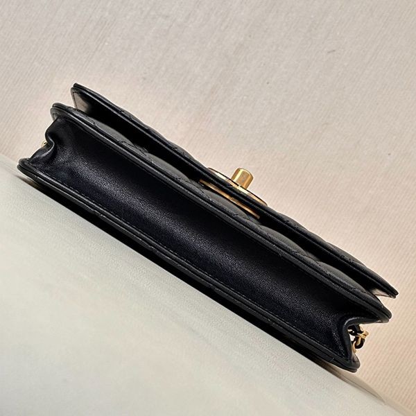 CCチャームがかわいい♡シャネル チェーンウォレット 偽物 AP3938