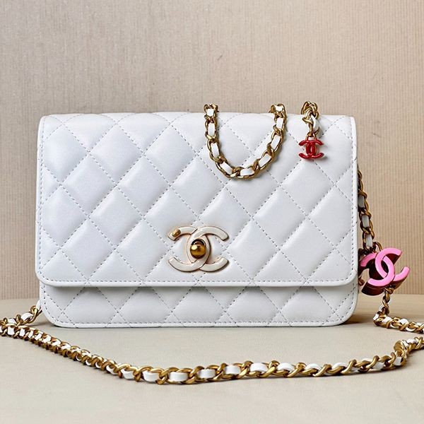 CCチャームがかわいい♡シャネル チェーンウォレット 偽物 AP3938