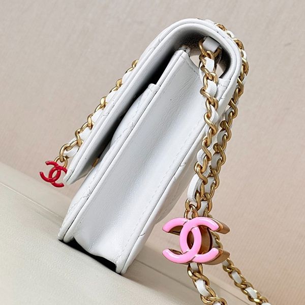 CCチャームがかわいい♡シャネル チェーンウォレット 偽物 AP3938