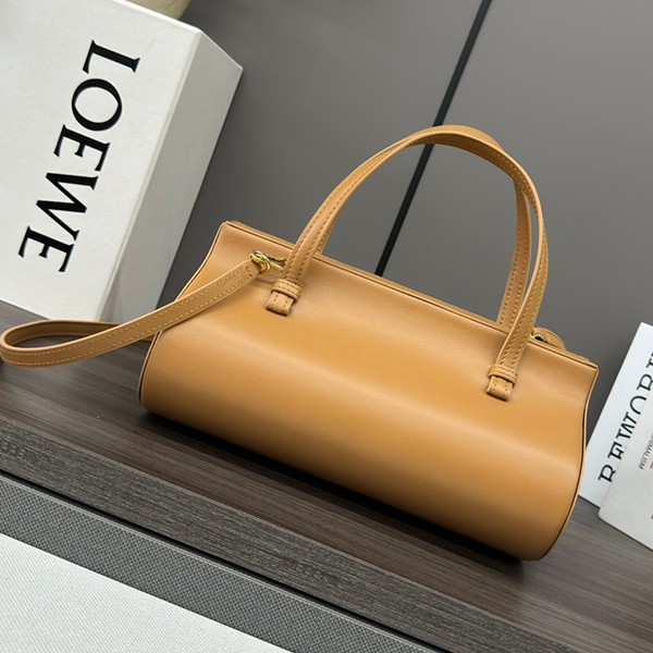 大人気!ロエベ CLASP バック スモール シルクカーフ パチモン lol17586