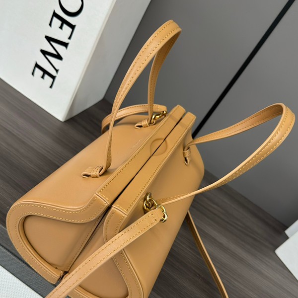 大人気!ロエベ CLASP バック スモール シルクカーフ パチモン lol17586