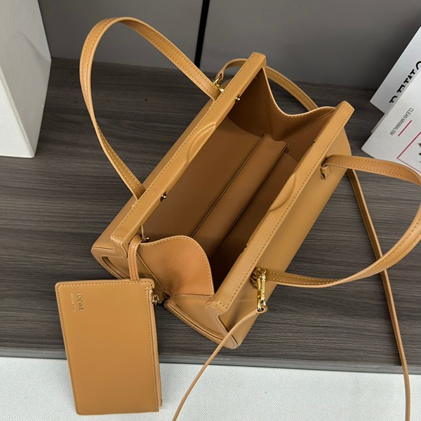 大人気!ロエベ CLASP バック スモール シルクカーフ パチモン lol17586