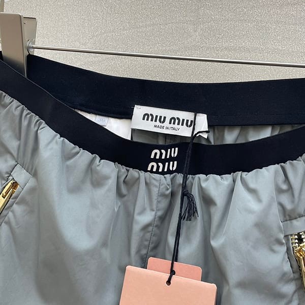最安値挑戦ミュウミュウ 偽物 ロゴ入り バタヴィア パンツ > Tシャツ カットソー myq31674