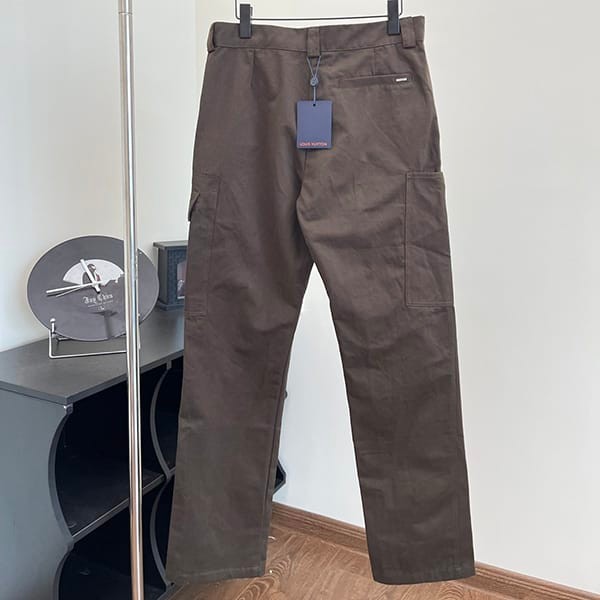 セレブ多数愛用ルイヴィトン レプリカ シグネチャー コットン カーゴ パンツ 1AFPSW