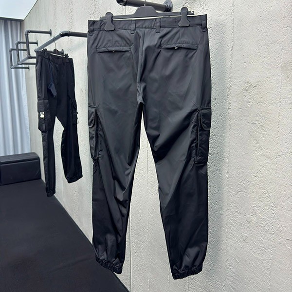 プラダ 偽物 Re-Nylon トライアングルロゴ ナイロンカーゴパンツ pud74035